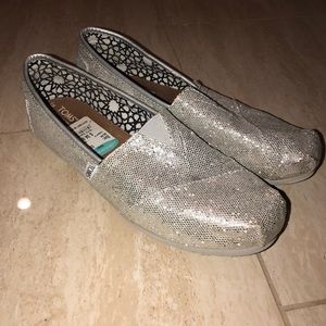 TOMS WOMENS SLIP ON SHOES